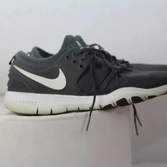 Nike ladies Training shoes - Picture 3 of 8